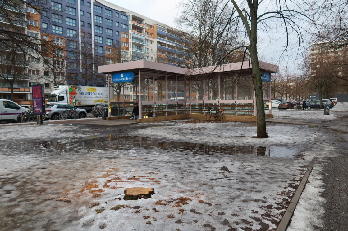 LuisenstadtF's tweet photo. Einer dieser #Unorte der #Luisenstadt Mitte. U-Bahnhof Heinrich-Heine-Straße. Winterdienst am U-Bahnhof? Den Gehwegen von der Heinrich-Heine-Str. zur Schmidstr. mit den vielen Kindereinrichtungen? Tiefe Pfützen, Eis, Dreck. Mag sich das @BA_Mitte_Berlin vielleicht mal kümmern? Eine Reparatur des Gehweges hatte ich angeregt. Antwort war: Kein Geld. Wie immer. Also lassen wir die Leute durch die großen Seen laufen und bei Eis sich die Knochen brechen? #Winterdienst #Gehwegsicherheit