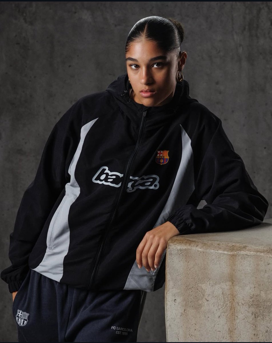 A falta de una sudadera que me guste, cuatro. Esto es una ruina.