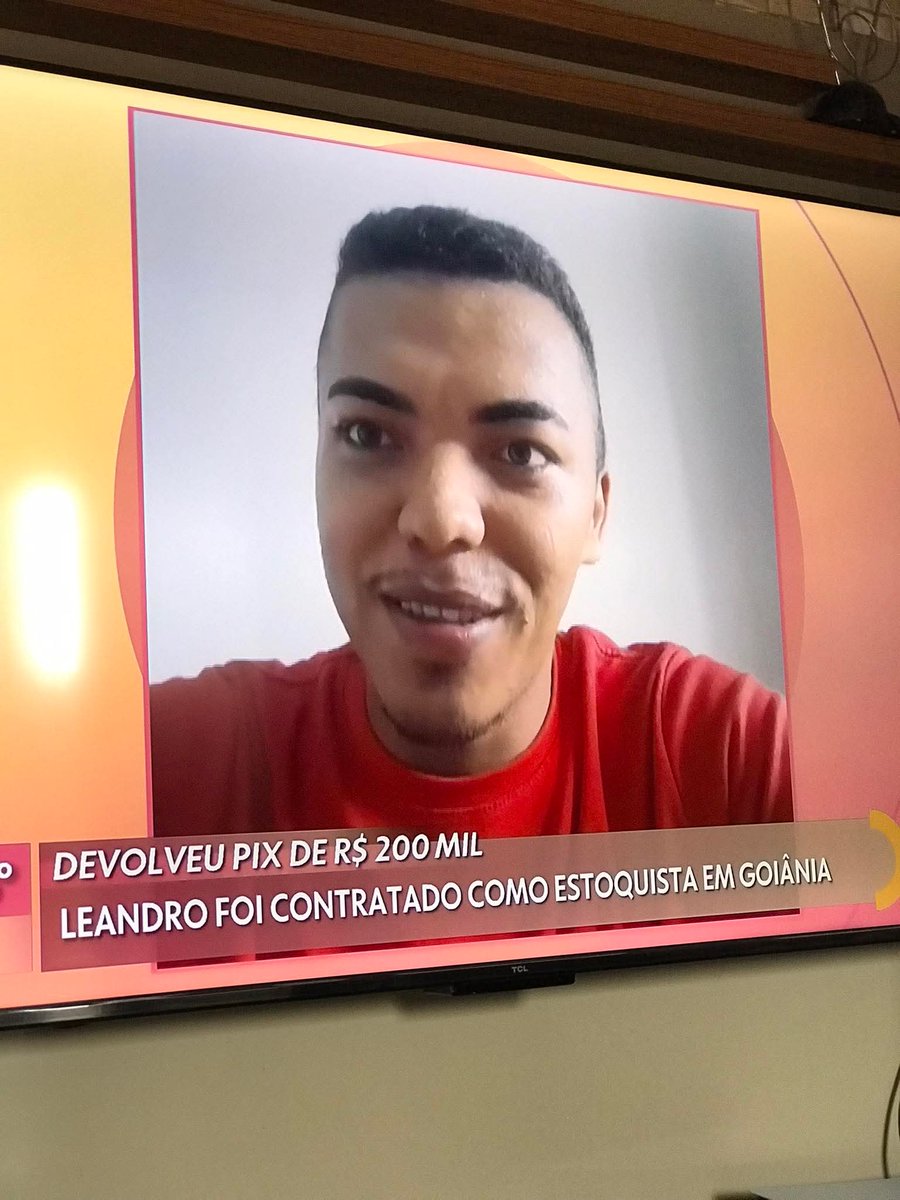 fachopxt's tweet image. “Que cara honesto. Espero que ele consiga um excelente emprego pela boa ação”
O emprego que lhe deram: