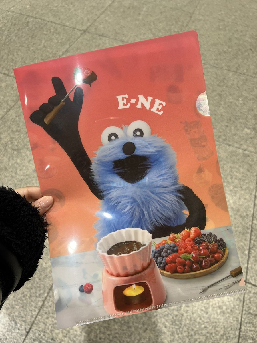 そして帰り道にコンビニでスンスンのクリアファイルゲット🥰
お菓子2個買ったら付いてくるやつで
久しぶりにトッポとコアラのマーチ買いました😂
明日もっていこー🎶
みんな明日に備えてゆっくり休んでね🍵