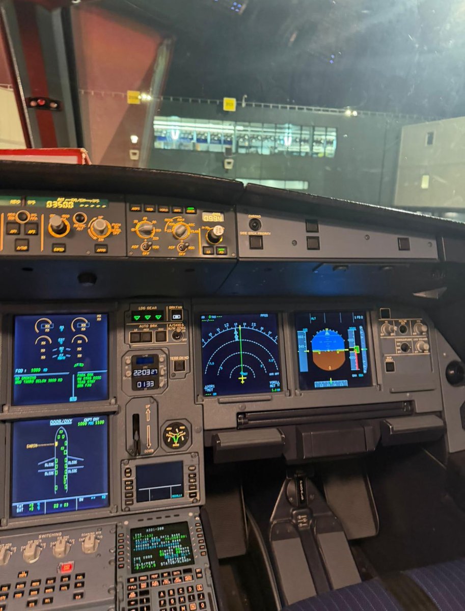auragurll's tweet image. special announcement &amp;amp; cockpit pics for me😁 #pilotlife