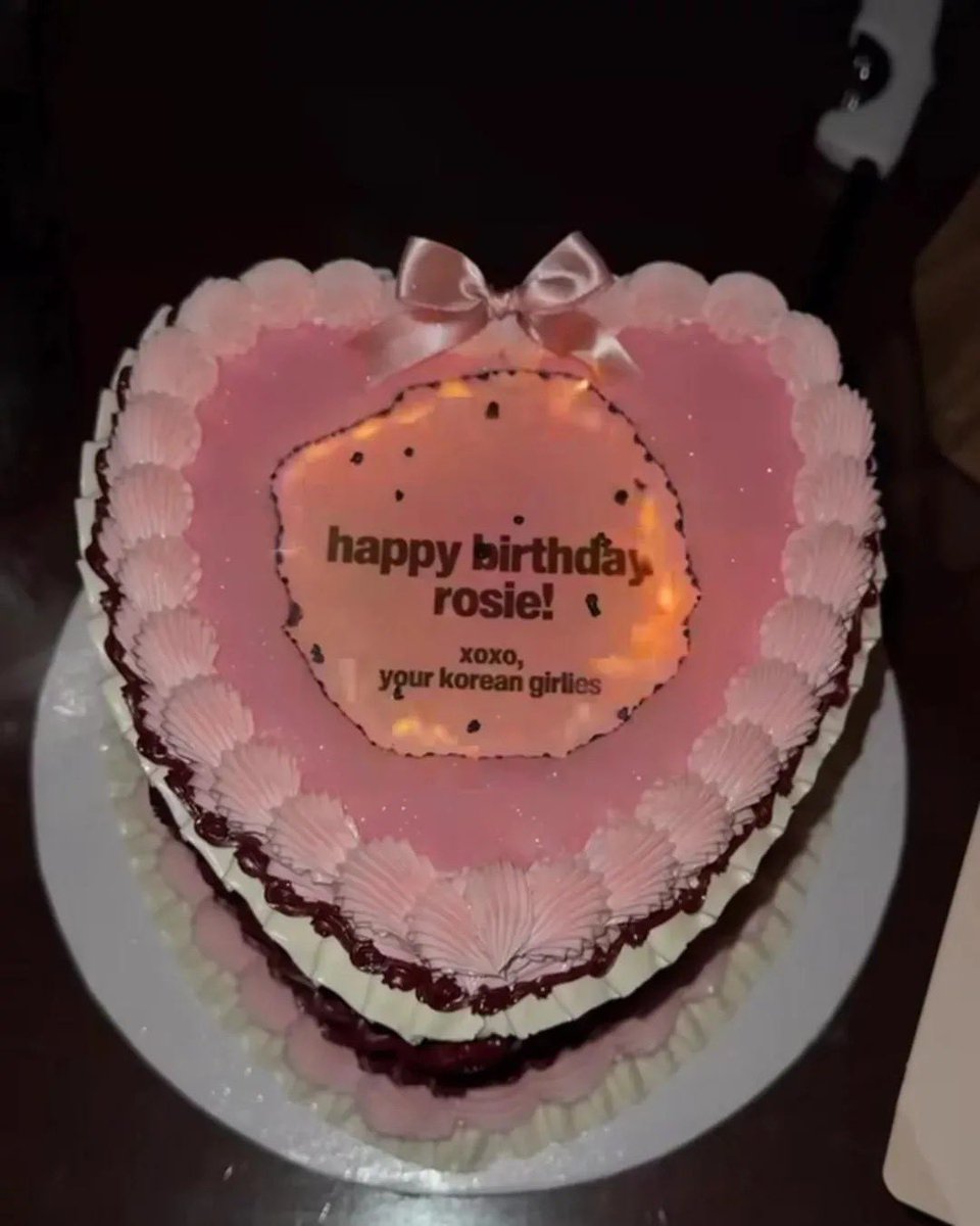 HAPPY BIRTHDAY 🌹โรเซ่แม่สาวบลอนด์เกิร์ลแม่สวีทเกิร์ลในวัย 29 ปี ขอให้โรซี่มีความสุขมากๆ หวังว่าจะวัยที่พิเศษนำซึ่งความสุข สิ่งดีๆ เข้ามาสู่โรซี่ที่แสนดีและอบอุ่นคนนี้ ประสบความสำเร็จแลเวประสบความสำเร็จอีก เพี้ยงๆ🎂🫶🏻💯

BIG BAD ROSÉ DAY
#Chapter29WithROSÉ