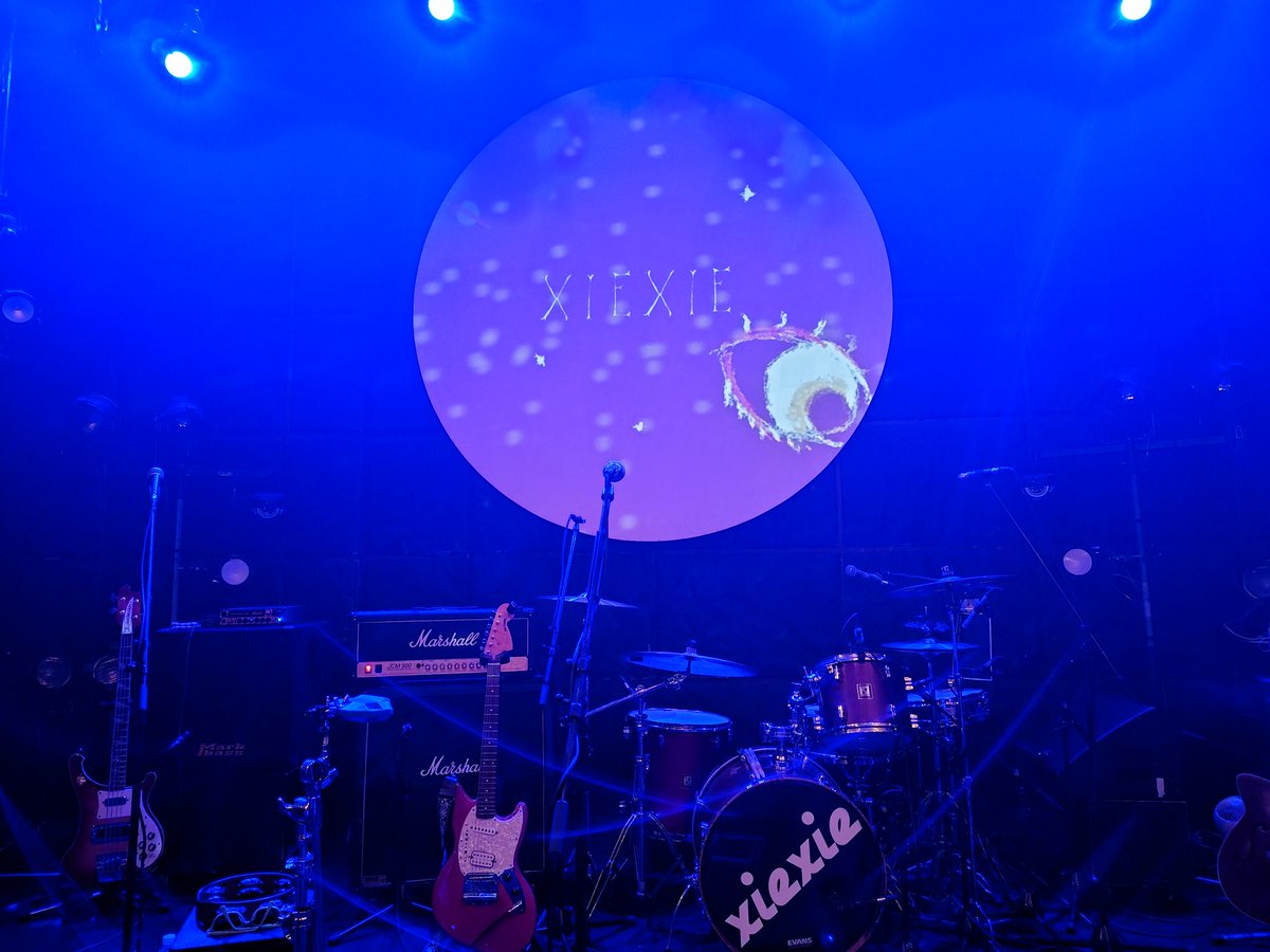 月見ル君想フ、数日前にも来たような…

xiexieのワンマン

2列目のド真ん中で観てました。

しかし、ライブ良すぎてもう最高でして…🌕️👽️

ロンTサイズ無くなってしまったけれどならばと『zzz』のアナログ手に入れたぞぅ！
今までのアナログ作品含めて3枚購入の猛者もいた！

また感想書こう♪