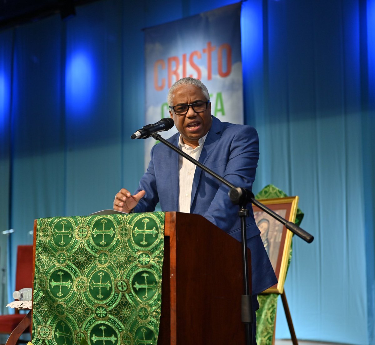 En “el imperio de lo efímero” de Gilles Lipovetsky, plantea que la lógica efímera ha colonizado la cultura, política y consumo, fomentando el individualismo frente a la tradición, aunque esto conlleve a la desorientación. Cada día observamos como lo banal e insustancial contagia