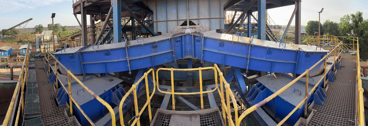 im_mining's tweet image. .@webachutes resolved #screening inefficiencies at a wet #ironore plant in #SierraLeone by redesigning a poorly performing #transferchute to deliver evenly distributed, lower velocity feed across twin screens shorturl.at/Cr12u