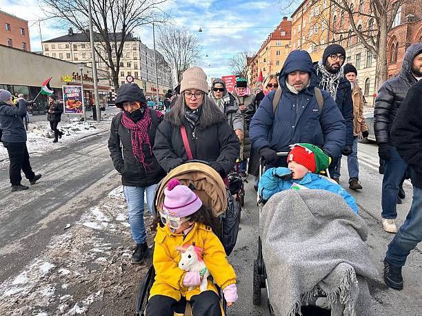 💥 Manifestantes propalestinos salieron a las calles de Berlín para denunciar el genocidio de palestinos por parte del régimen israelí, pidiendo un fin inmediato al asalto y la rendición de cuentas por crímenes de guerra.