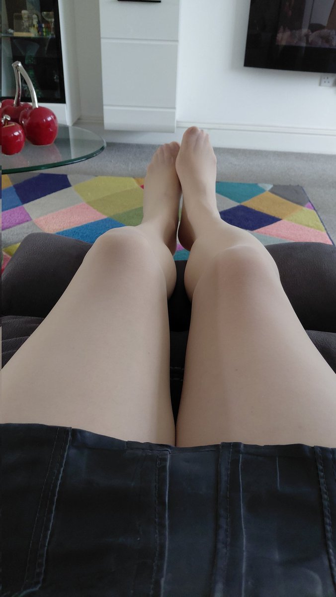 2:30pm on a Tuesday afternoon, had a nice lunch with a glass of wine and im now lazing in latex and pantyhose 🙂❤️❤️❤️❤️