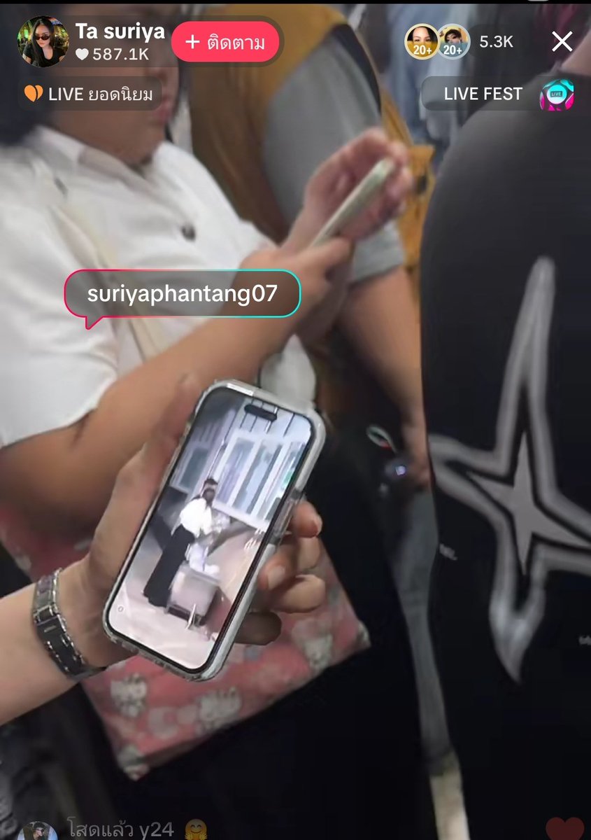 สุพรรณบุรี เดือด!!! ประชาชนถ่ายคลิปเจ้าหน้าที่แอบส่งข้าวส่งน้ำเข้าไปในห้องเก็บหีบ โดยที่ประชาชนยืนประท้วง #นับใหม่ทั่วประเทศ โดยมีตำรวจล้อมประชาชนจุกๆเลยหล่ะ  ตอนนี 21.30 นั่งทำไรในห้องเก็บหี(บ)
#นับใหม่ทั้งประเทศ 
#สุพรรณบุรีเขต1