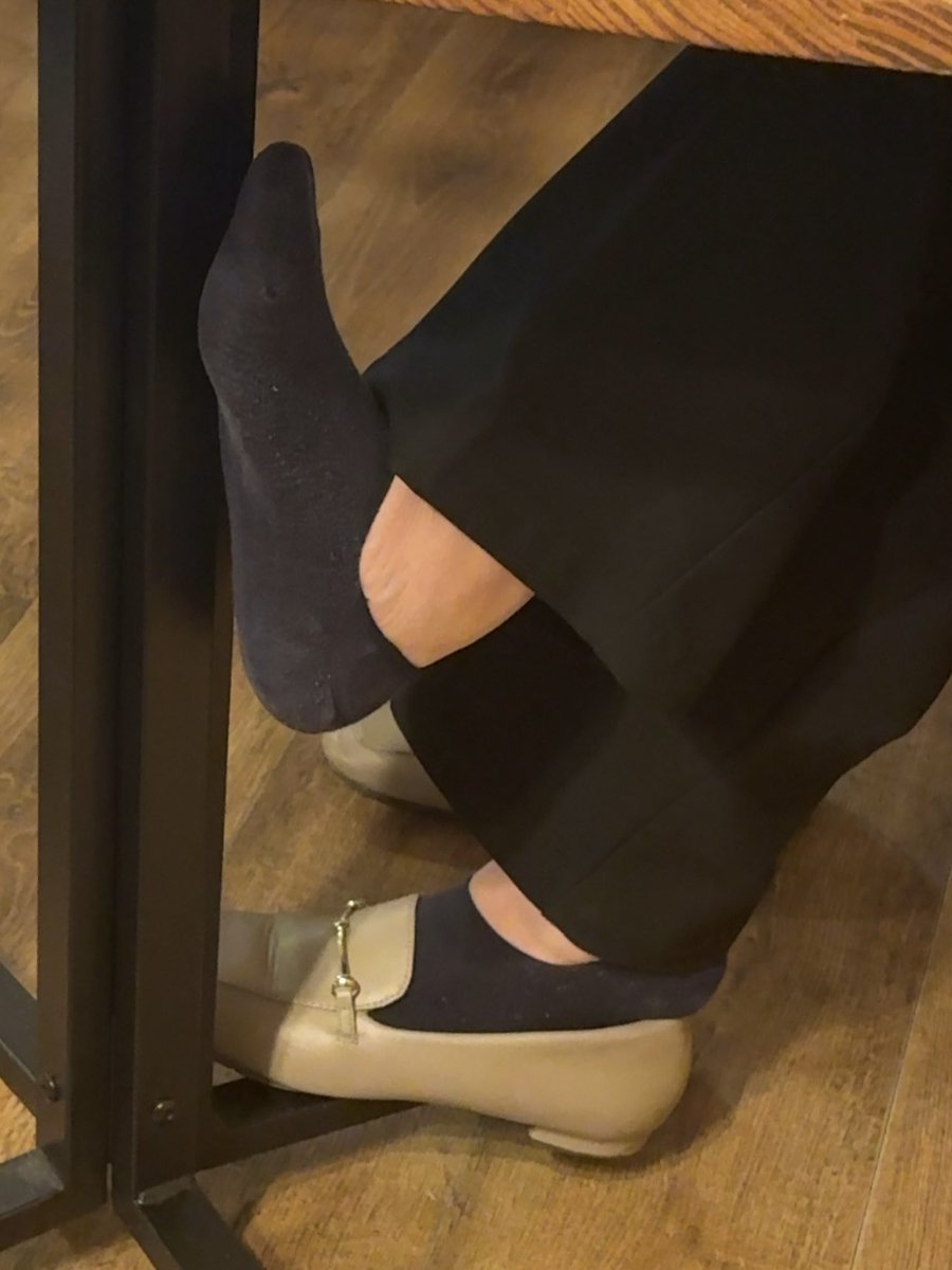 お隣の席の女の子
匂い嗅ぎたいし足コキされたいと思ってしまった