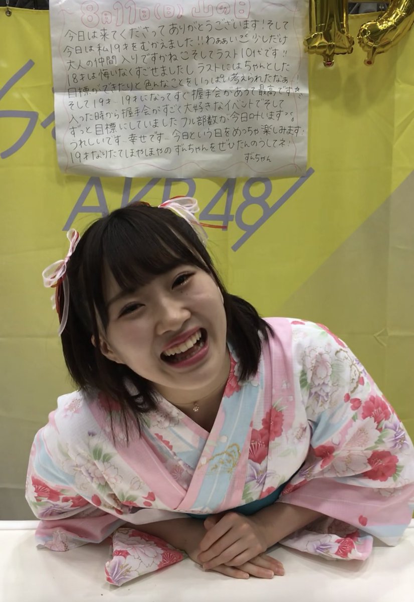muneki_miteguy's tweet photo. 大事な推しがクアラルンプールから帰って来る��
今日は誰に恋をする？公演 山根涼羽壮行会から2年弱も過ぎたのか🥲
彼女が重大な決断をして移籍すると決めた時は、泣きたい気持ちを抑えて笑顔で送り出すことしかできなかった😂
現地まで応援に行くねと約束しながらも行くことができなかった🥵
日本でも度々グループ活動があったが行かなかったし､推しの居ない寂しさから色々な子の握手会にも行ってみた😙
(浮気の言い訳みたいでイヤだなぁ😅)
結局ずんちゃんの代わりになる子はいなかった←当たり前だよね😁
復帰コンサートは大箱だからサイや団扇を振っても見えないだろうなぁ…推しサイは🩷ピンク🟢緑のまま��のかな🤔
不義理なファンだったけど､また心を入れ替えて応援します🙇🙇🙇
🤝握手会では新規の顔して一から出直します😌
早く逢いたいなぁ😍
#山根涼羽