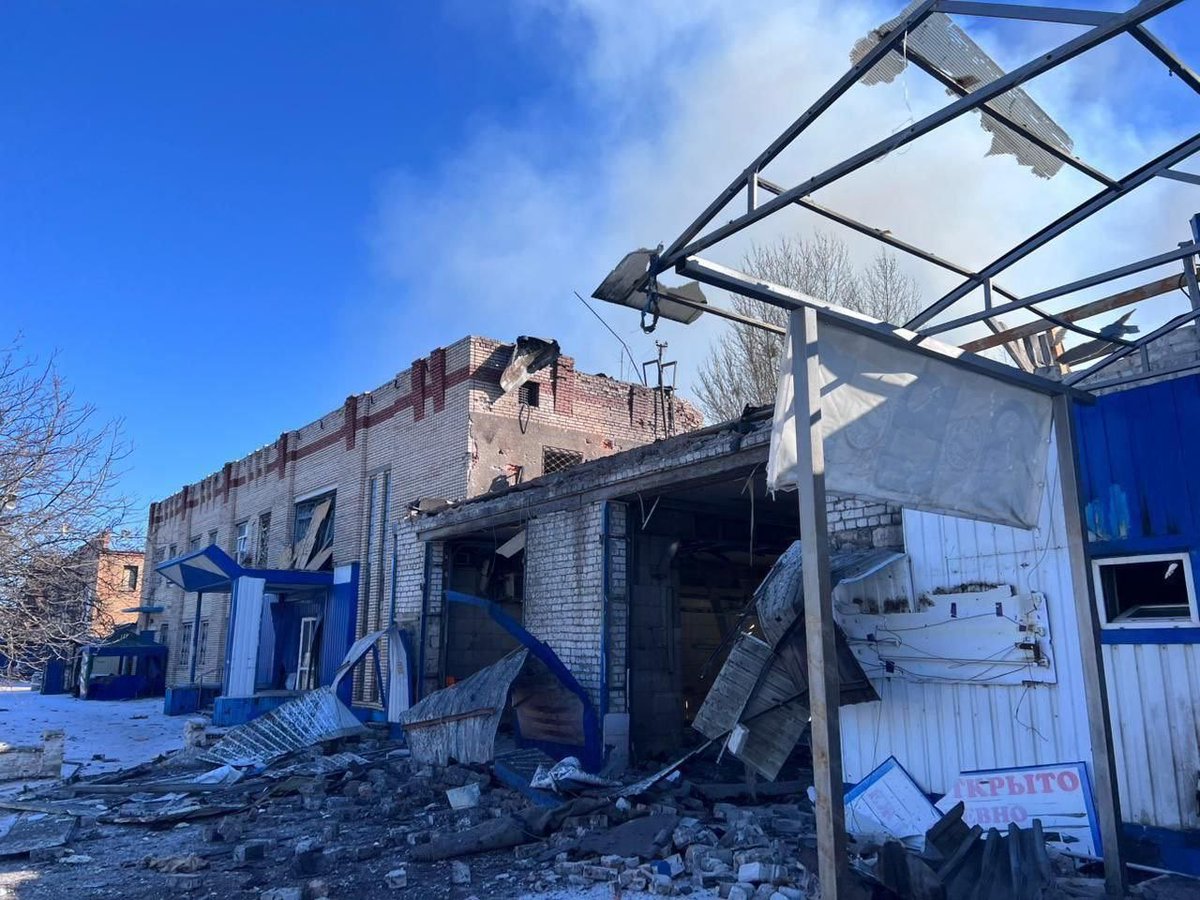 ❗️Окупанти скинули на Словʼянськ 7 авіабомб. Відомо про 2 загиблих і 16 поранених, – Донецька ОВА

Росіяни убили 11-річну дівчинку та її матір. Серед поранених є 7-річна дівчинка, чоловік 1980 року народження перебуває у тяжкому стані