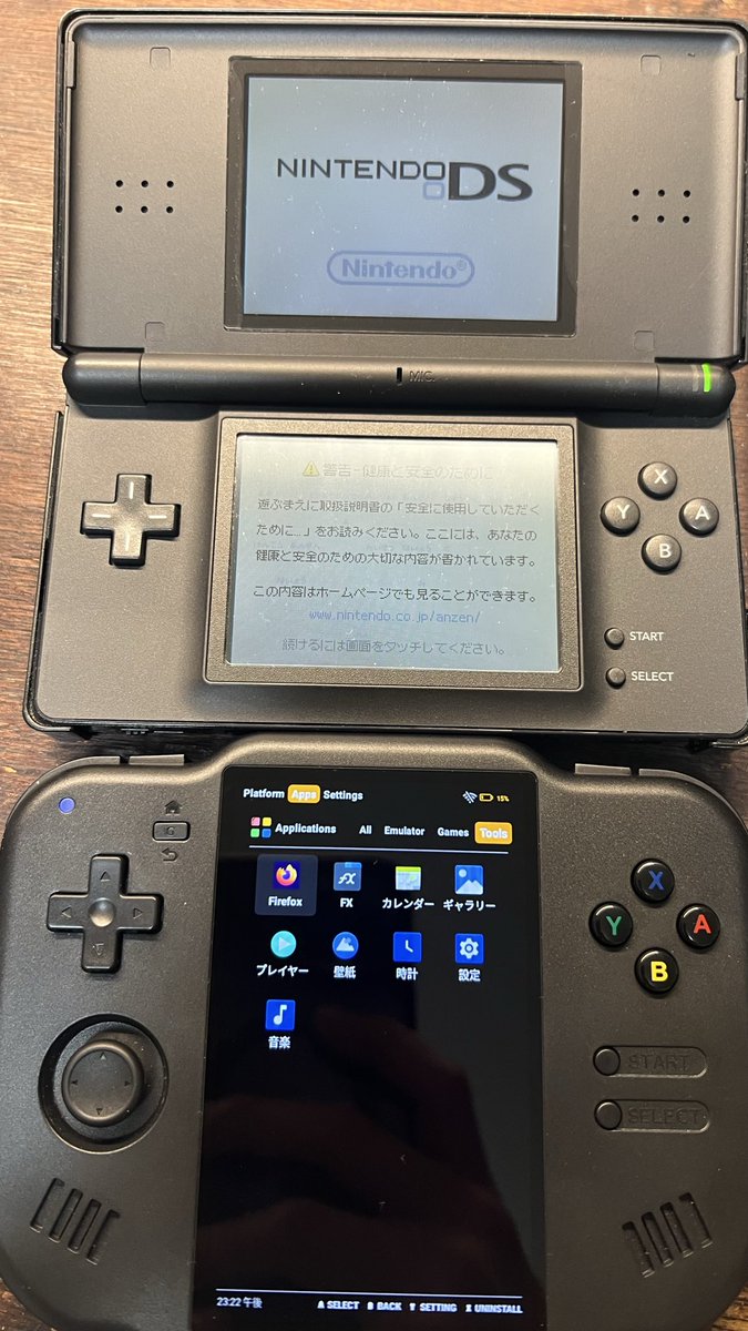 kojikogi's tweet photo. MagicX Zero 40が届きました！
2dsを彷彿とさせるデザインがとてもかわいい！！

もっとチープなものを想像していましたが全体的に悪くないです！

厚みも幅も初代3dsくらい👍

小さいと言われていますが個人的にもう一回り小さくても良いかな…と思いました！ds遊び倒します✨

#MagicXZero40 https://t.co/7XbNmU6X0H