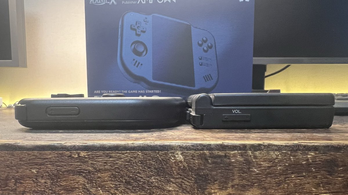kojikogi's tweet photo. MagicX Zero 40が届きました！
2dsを彷彿とさせるデザインがとてもかわいい！！

もっとチープなものを想像していましたが全体的に悪くないです！

厚みも幅も初代3dsくらい👍

小さいと言われていますが個人的にもう一回り小さくても良いかな…と思いました！ds遊び倒します✨

#MagicXZero40 https://t.co/7XbNmU6X0H