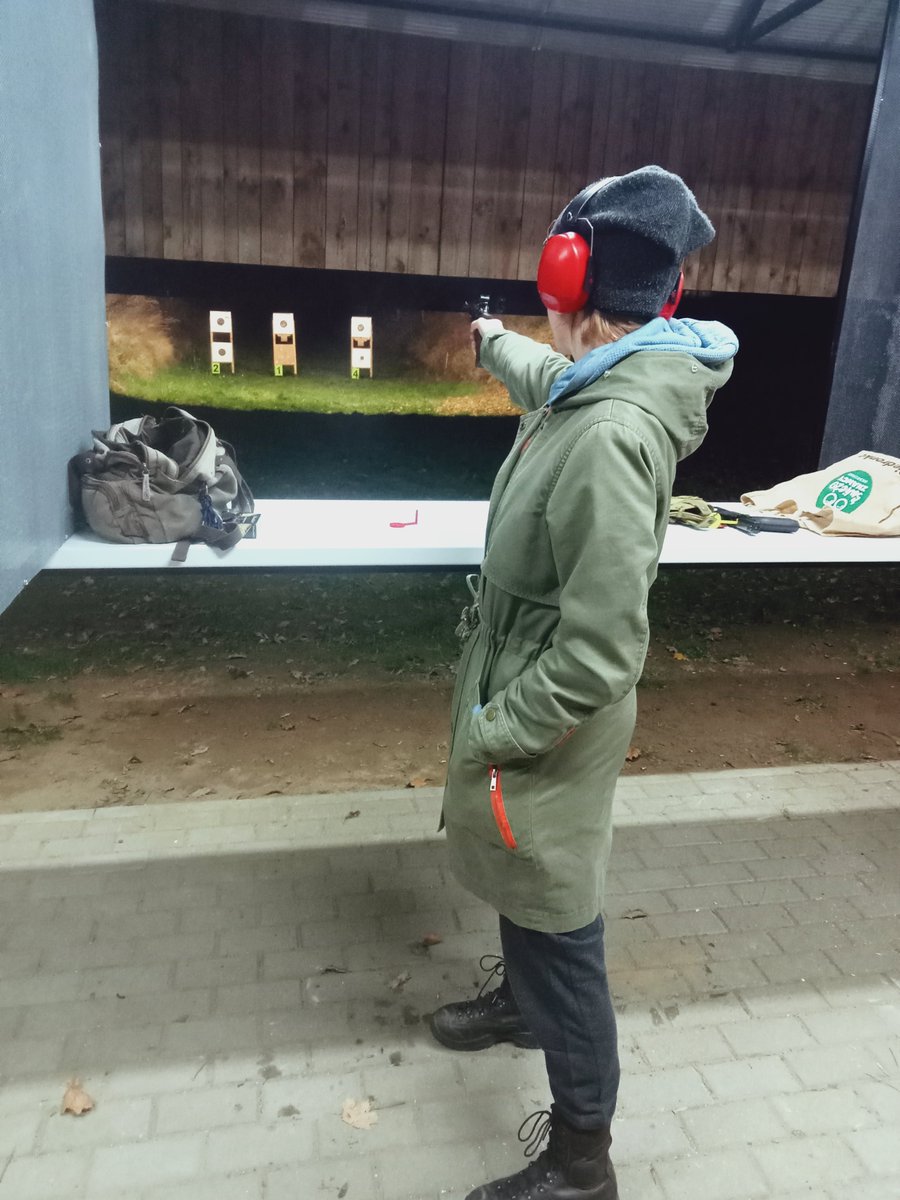 PitSzelagowski's tweet photo. Problem badań lekarskich dla strzelców (legalnie posiadających broń w RP), a gdzie problem posiadających broń nielegalnie? Jak ich chce rząd zaprosić na badania??? https://t.co/wBOSnK3M1c https://t.co/twZWPiZDA1