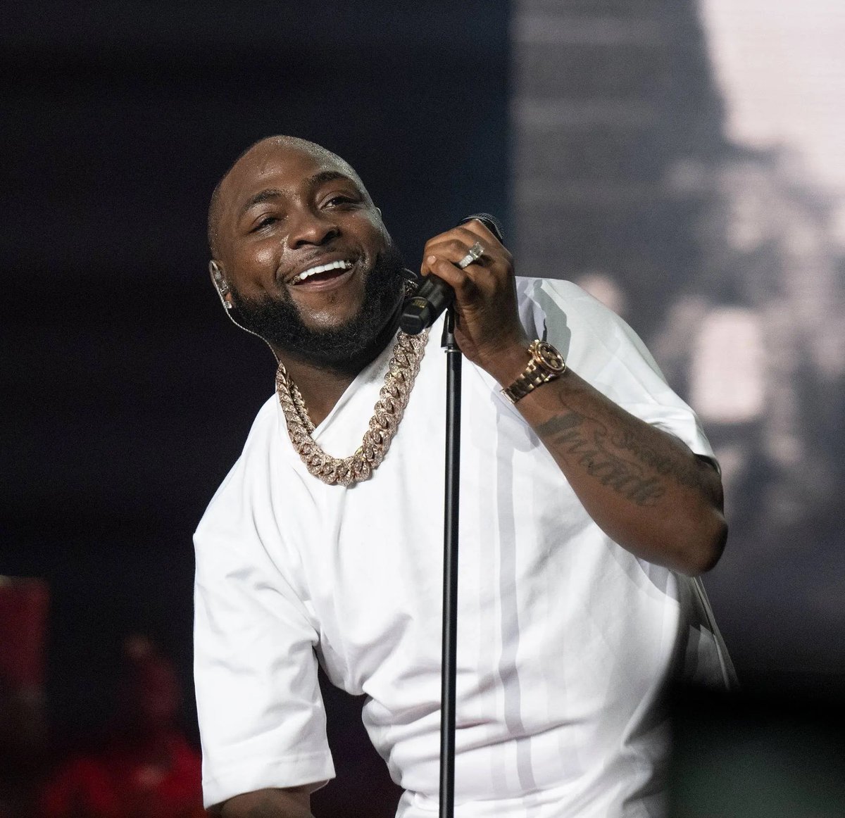 ObaDeleke's tweet photo. 24 hours with one.

David                                               Or                                             Davido https://t.co/BeE356VATd