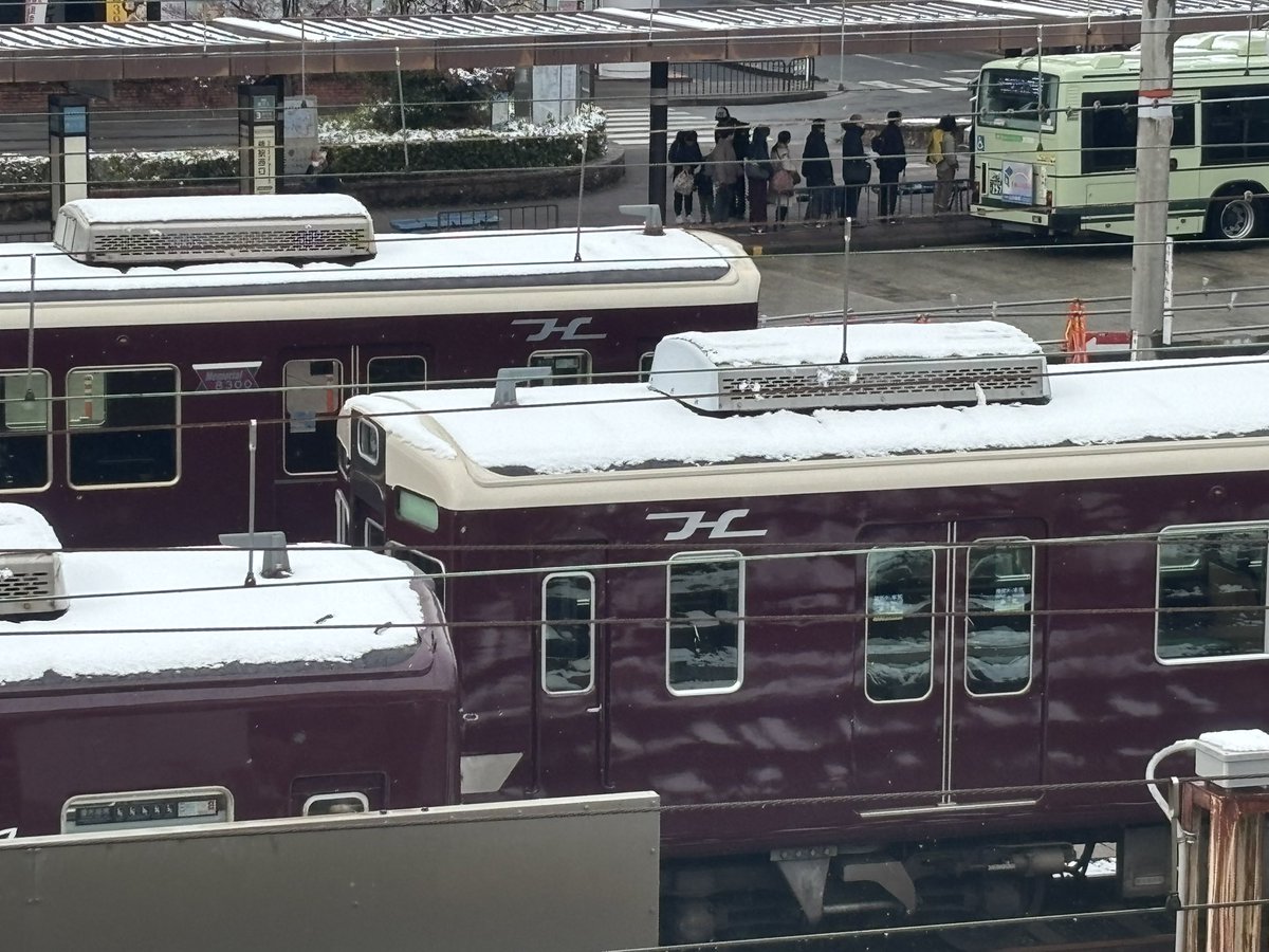 桂車庫のなんでも無い写真ですが、
6352の幕のガラス緑っぽいフィルム貼っているんですかね。6452も他の両先頭車もこんなの感じは無さそうです
