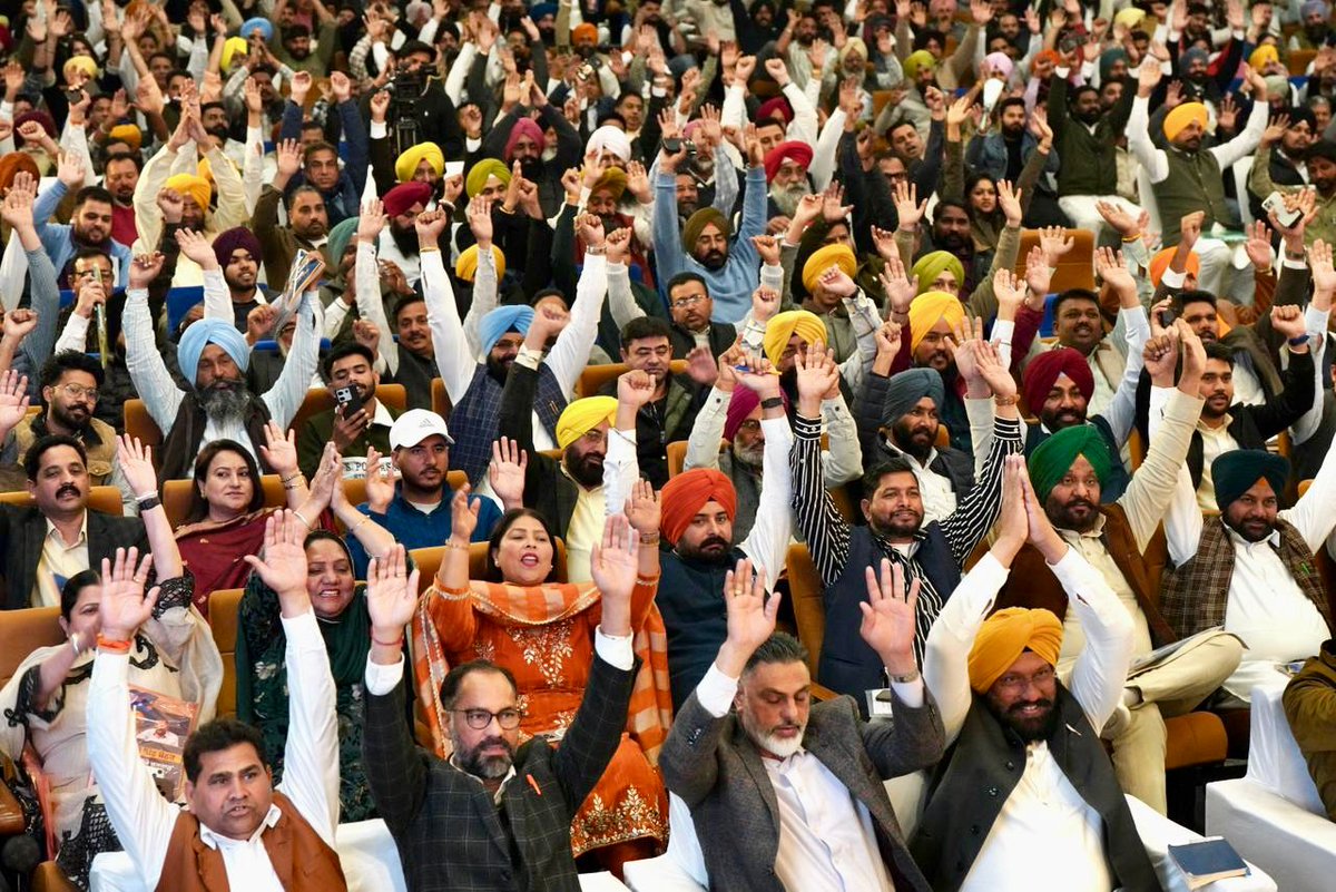 msisodia's tweet photo. आज मोहाली में मुख्यमंत्री @BhagwantMann जी के साथ पूरे पंजाब की लीडरशिप से सीधा और सार्थक संवाद हुआ। ये सभी वही साथी हैं, जिन्होंने मेहनत, संघर्ष और ईमानदारी के साथ ज़मीनी स्तर पर पार्टी को खड़ा किया और सरकार बनाने में अपनी निर्णायक भूमिका निभाई है।

अब यही लीडर संगठन की और मज़बूती के लिए हर गाँव, हर वार्ड तक पार्टी के संदेश को पहुँचाएँगे और जनता से सीधा संवाद करते हुए मान सरकार के किए कार्यों को लोगों तक पहुँचाएँगे। इस बैठक में @ArvindKejriwal जी ने वीडियो कॉन्फ़्रेंसिंग के ज़रिए पंजाब की लीडरशिप से बात की। अपने प्रिय नेता, अपने जननायक से बात करके सबके चेहरे उत्साह से भर उठे और उनके भीतर एक नया जोश पैदा हुआ। अरविंद जी का एक ही संदेश था कि जनता की सेवा, ईमानदार राजनीति और मज़बूत संगठन ही हमारी असली ताक़त है। इसे बनाए रखना है और इसी संगठन के बल पर हम आगामी 2027 का चुनाव शानदार नतीजों के साथ जीतेंगे।