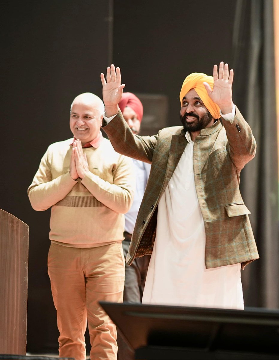 msisodia's tweet photo. आज मोहाली में मुख्यमंत्री @BhagwantMann जी के साथ पूरे पंजाब की लीडरशिप से सीधा और सार्थक संवाद हुआ। ये सभी वही साथी हैं, जिन्होंने मेहनत, संघर्ष और ईमानदारी के साथ ज़मीनी स्तर पर पार्टी को खड़ा किया और सरकार बनाने में अपनी निर्णायक भूमिका निभाई है।

अब यही लीडर संगठन की और मज़बूती के लिए हर गाँव, हर वार्ड तक पार्टी के संदेश को पहुँचाएँगे और जनता से सीधा संवाद करते हुए मान सरकार के किए कार्यों को लोगों तक पहुँचाएँगे। इस बैठक में @ArvindKejriwal जी ने वीडियो कॉन्फ़्रेंसिंग के ज़रिए पंजाब की लीडरशिप से बात की। अपने प्रिय नेता, अपने जननायक से बात करके सबके चेहरे उत्साह से भर उठे और उनके भीतर एक नया जोश पैदा हुआ। अरविंद जी का एक ही संदेश था कि जनता की सेवा, ईमानदार राजनीति और मज़बूत संगठन ही हमारी असली ताक़त है। इसे बनाए रखना है और इसी संगठन के बल पर हम आगामी 2027 का चुनाव शानदार नतीजों के साथ जीतेंगे।