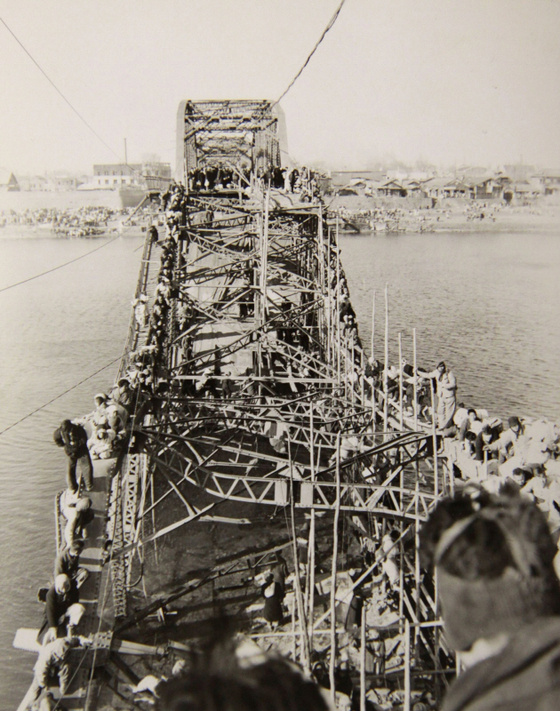 다시 이야기 하지만..
한국전쟁에서..
국군+미군(유엔군)과..
북한 인민군+중공군 중에서..
어느 쪽이 학살의 군대였는지는..
당시 한국 국민들의 선택이 잘 보여준다..

후퇴하는 북한군을 따라간 국민들은 없고..
후퇴하는 국군+미군을 따라 피난 내려가는 한국민들은..
저리 많았다