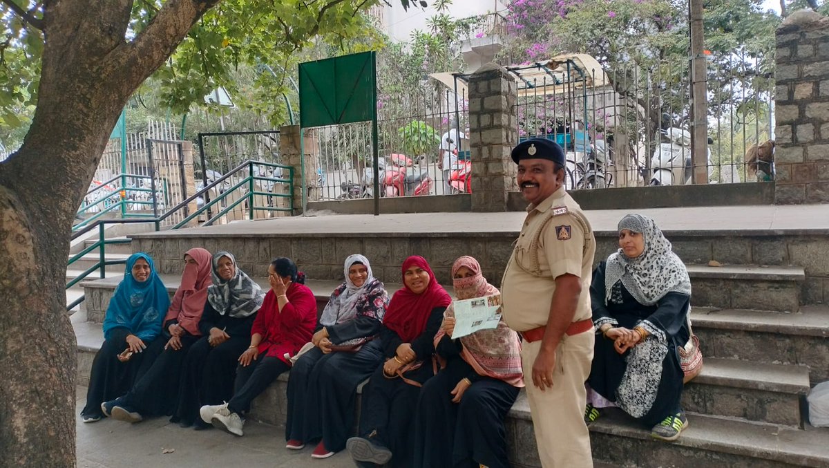 ಈ ದಿನ ಮುಂಜಾನೆ ಉತ್ತರ ವಿಭಾಗದ ಜೆ. ಸಿ. ನಗರ ಠಾಣಾ ಸರಹದ್ದಿನ  ಪಾರ್ಕ್ ಗೆ ಭೇಟಿ ನೀಡಿ ಸಾರ್ವಜನಿಕರಲ್ಲಿ ಸೈಬರ್ ಸಹಾಯವಾಣಿ 1930, ಮಹಿಳಾ ಸಬಲೀಕರಣ,112,1098, 1933,ಸರಗಳ್ಳತನ ಮತ್ತು ಬೈಕ್ ಕಳ್ಳತನ ಮುಂತಾದ ಆಪರಾಧಗಳ ಬಗ್ಗೆ ಜಾಗೃತಿ ಮೂಡಿಸಲಾಯಿತು.#PoliceOutreach #Awareness4You