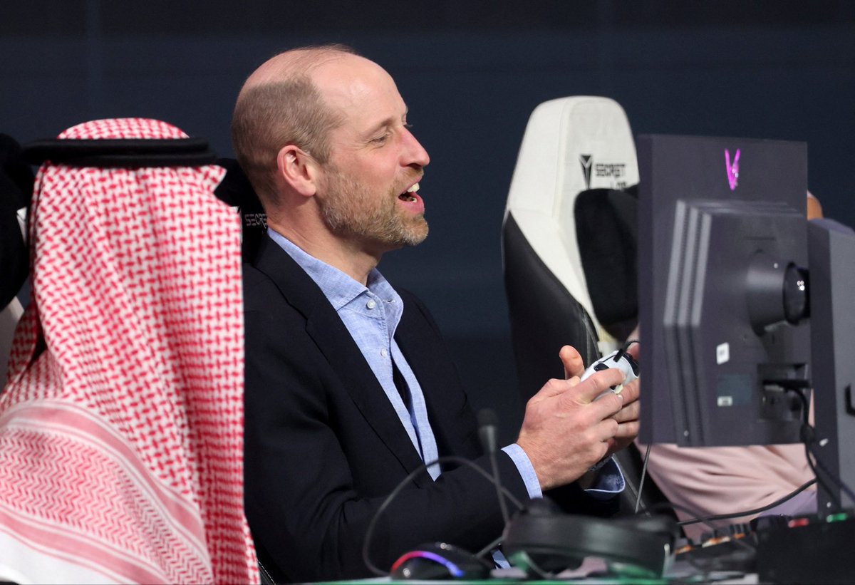 ولي العهد البريطاني خلال مباراة استعراضية مع رئيس مجلس إدارة الاتحاد السعودي للرياضات الإلكترونية