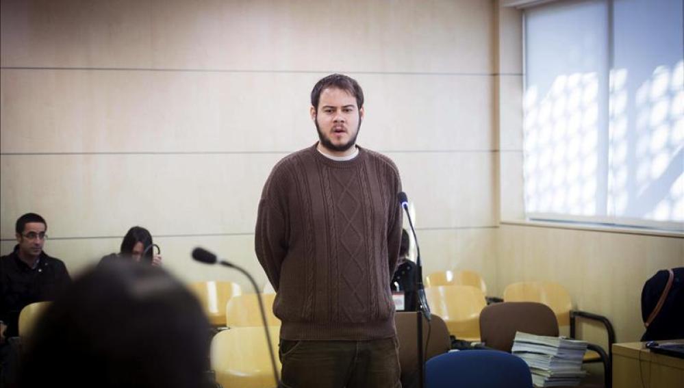 Eduardo Zaplana del PP cumple 7 años en libertad por "enfermedad terminal". Lideraba un red de blanqueo de capitales. Mientras, el rapero Pablo Hasel cumple 5 años en prisión. No le aplican la ley de amnistía ni derogan la ley mordaza. Estará en prisión hasta el año 2027.