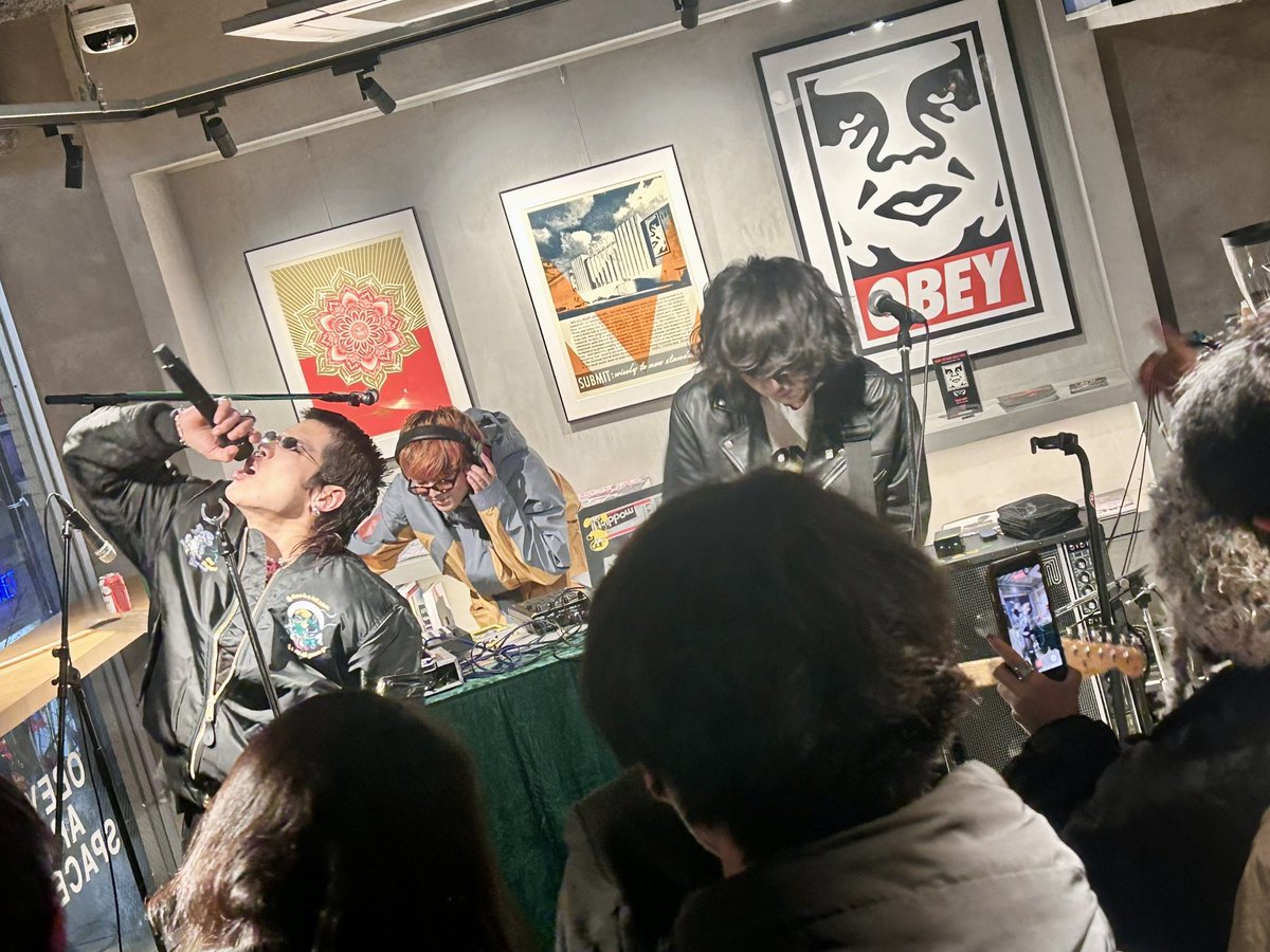 Moja1975's tweet image. 今日は、仕事終わりに沖縄のバンド
HOMEを観に原宿OBEYのインストアLIVEへ。
無限バドワイザーでテンション上げて気持ち良くDJで踊りHOMEのLIVEへ。
インストアLIVEらしくなく音が丁度良い！
コレはちょっとびっくり。
LIVEはもちろん最高で楽しかった👍
終わった後、そりゃTシャツ買うよ！