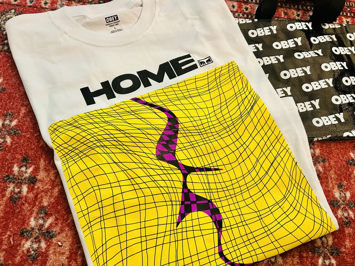 Moja1975's tweet image. 今日は、仕事終わりに沖縄のバンド
HOMEを観に原宿OBEYのインストアLIVEへ。
無限バドワイザーでテンション上げて気持ち良くDJで踊りHOMEのLIVEへ。
インストアLIVEらしくなく音が丁度良い！
コレはちょっとびっくり。
LIVEはもちろん最高で楽しかった👍
終わった後、そりゃTシャツ買うよ！