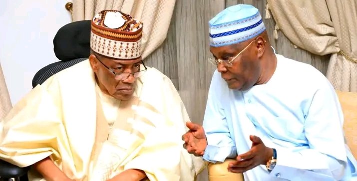Pharmacio001's tweet photo. JUST IN: Atiku, Makinde In Closed-door Meeting With Ex-Military President Babangida

Former Vice President Atiku Abubakar has just arrived at the private hilltop residence of former Military President, General Ibrahim Badamasi Babangida (rtd) in Minna, Niger State capital, on Tuesday afternoon.

Atiku, who arrived IBB house few minutes after 1pm, immediately went into a closed-door session with the former President. 

Also, about 40 minutes later, Oyo State governor, Engr. Seyi Makinde, joined the meeting.