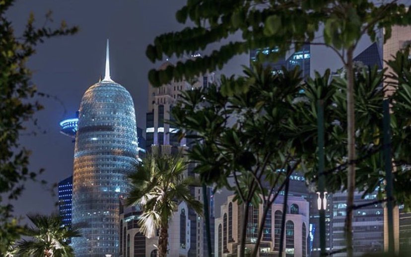 qatarweather's tweet image. مساء الخير 
أجواء باردة نسبياً مع بعض السحب وغبار عالق آخر الليل، الرياح أغلبها جنوبية شرقية من خفيفة إلى معتدلة السرعة.
#قطر

Good evening 
Relatively cold weather with some clouds and hazy conditions late at night. Winds are mostly southeasterly, light to moderate.
#Qatar