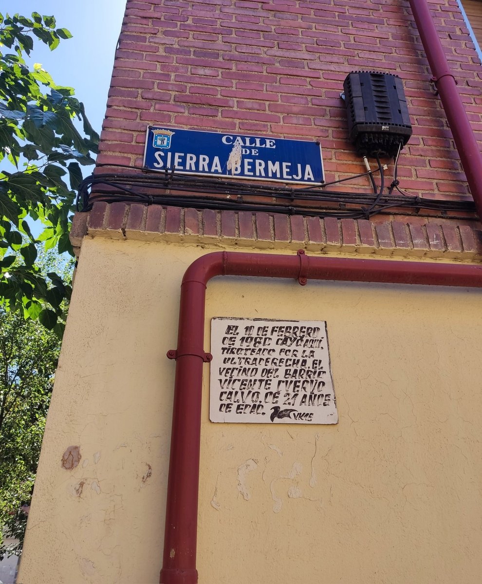 Cada 10 de febrero, Vicente Cuervo. Una placa le recuerda en la calle de Vallecas en la que cayó tiroteado por la ultraderecha. Era trabajador de la fábrica de Telefunken y militante de CNT. Tenía 21 años.