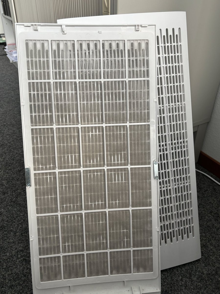 NorwaySkandin's tweet photo. #LuftHygiene #CleanAir #SaubereLuft #CovidIsAirborne #CovidIsntOver #C19 #SARSCoV2 #RSV #Influenza #Grippe #LuftuebertrageneViren #HEPA13Filter 

1/ Der Trotec Airgoclean  350E #Luftreiniger im Büro musste wieder gereinigt werden, die Anzeige leuchtete rot.
Der Vorfilter  vom https://t.co/OuE4ySpQ9d