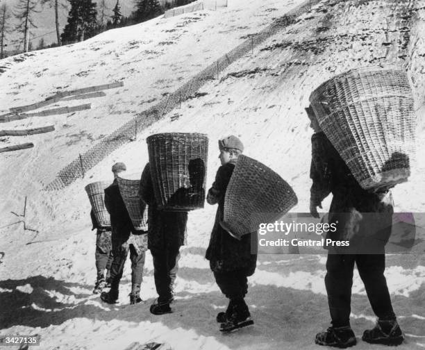 ⏳-3

Innsbruck 1964: dopo 40 anni l’Austria aveva finalmente i suoi Giochi. In 5 anni costruirono tutto…tranne la neve. ❄️

Per ovviare al dramma, l’esercito fu costretto a portare 20.000 blocchi di ghiaccio e 40.000 m³ di neve per far gareggiare gli atleti