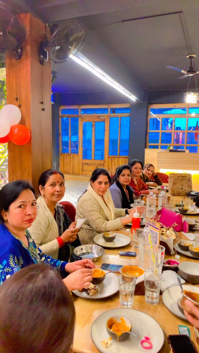 PoonamRld's tweet photo. अपनी टीम के साथ एंजॉय करते हुए। https://t.co/cBJxTouzFy