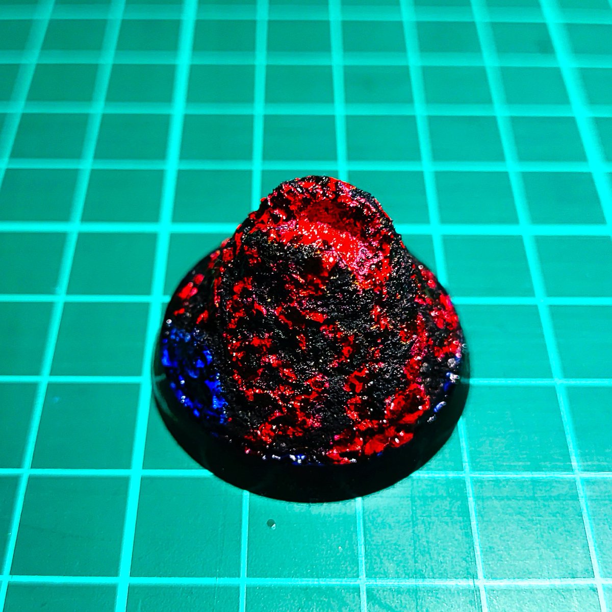 cdfWarHammer's tweet photo. 火山べデコチャレンジしてみたー！

ベースサイズ3.2cm
海はコレが限界だた
コルク重ねボンド接着
塗ってたら【たけ◯この里イチゴ味】に見えてきt…(⁠*⁠´⁠ω⁠｀⁠*⁠)

なんだか可愛いのが出来た(⁠人⁠*⁠´⁠∀⁠｀⁠)⁠｡⁠*+
#カラフルハンマー火山チャレンジ https://t.co/1zXbc0mtlP