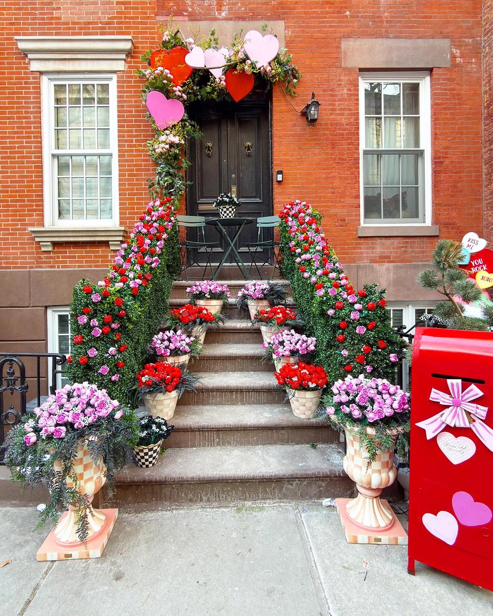 nyclovesnyc's tweet image. LEGO Valentine’s Day Decorations on the Upper East Side of Manhattan