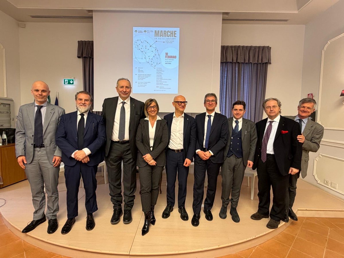 FitCisl's tweet photo. #10febbraio Il SG @salvopellecchia al convegno 𝑴𝒂𝒓𝒄𝒉𝒆 𝒊𝒏 𝒓𝒆𝒕𝒆: “Il sistema del #TPL marchigiano soffre di sottofinanziamento, frammentazione e pianificazione obsoleta, come evidenziato dallo studio #Isfort. Ma un altro trasporto pubblico è possibile”.

🗣️ Nel suo intervento Pellecchia ha presentato 5 proposte concrete per uscire dalla crisi e rilanciare il settore:
✅ Più #risorse: Rafforzare il Fondo Nazionale Trasporti e ho garantire finanziamenti coerenti con i fabbisogni reali 
✅ Nuova #Governance: Ruoli chiari tra Regione e Comuni, pianificazione aggiornata 
✅ Integrazione tariffaria: Un solo biglietto per bus e treno. 
✅ Imprese più forti: Favorire aggregazioni tra aziende locali e consorzi 
✅ Stabilità occupazionale: Rispetto dei #contratti, #salari dignitosi, turni sostenibili e #sicurezza 

📢 Come sindacato chiediamo alla Regione un confronto stabile e alle imprese investimenti sulla qualità del lavoro.

"Il TPL non è una spesa, ma un investimento sul futuro del territorio e delle persone”.

#FitCisl #Cisl #Marche #TPL #Trasporti #Lavoro #Sindacato #MarcheInRete