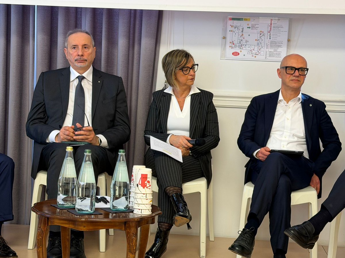 FitCisl's tweet photo. #10febbraio Il SG @salvopellecchia al convegno 𝑴𝒂𝒓𝒄𝒉𝒆 𝒊𝒏 𝒓𝒆𝒕𝒆: “Il sistema del #TPL marchigiano soffre di sottofinanziamento, frammentazione e pianificazione obsoleta, come evidenziato dallo studio #Isfort. Ma un altro trasporto pubblico è possibile”.

🗣️ Nel suo intervento Pellecchia ha presentato 5 proposte concrete per uscire dalla crisi e rilanciare il settore:
✅ Più #risorse: Rafforzare il Fondo Nazionale Trasporti e ho garantire finanziamenti coerenti con i fabbisogni reali 
✅ Nuova #Governance: Ruoli chiari tra Regione e Comuni, pianificazione aggiornata 
✅ Integrazione tariffaria: Un solo biglietto per bus e treno. 
✅ Imprese più forti: Favorire aggregazioni tra aziende locali e consorzi 
✅ Stabilità occupazionale: Rispetto dei #contratti, #salari dignitosi, turni sostenibili e #sicurezza 

📢 Come sindacato chiediamo alla Regione un confronto stabile e alle imprese investimenti sulla qualità del lavoro.

"Il TPL non è una spesa, ma un investimento sul futuro del territorio e delle persone”.

#FitCisl #Cisl #Marche #TPL #Trasporti #Lavoro #Sindacato #MarcheInRete