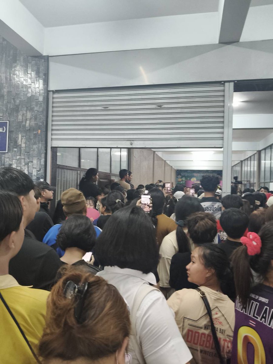 sirotek's tweet image. ด่วน! ตำรวจล้อมประชาชนเขต 1 สุพรรณบุรี ชาวบ้านรวมตัวขอเข้าไปดูหีบเลือกตั้งที่ทำการ อ.เมือง แต่ถูกสกัดจนตอนนี้ยังเข้าไม่ได้ #ตาสว่างกว่า #ศิโรตม์ทอล์ก #เลือกตั้ง69 #นับใหม่ทั้งประเทศ