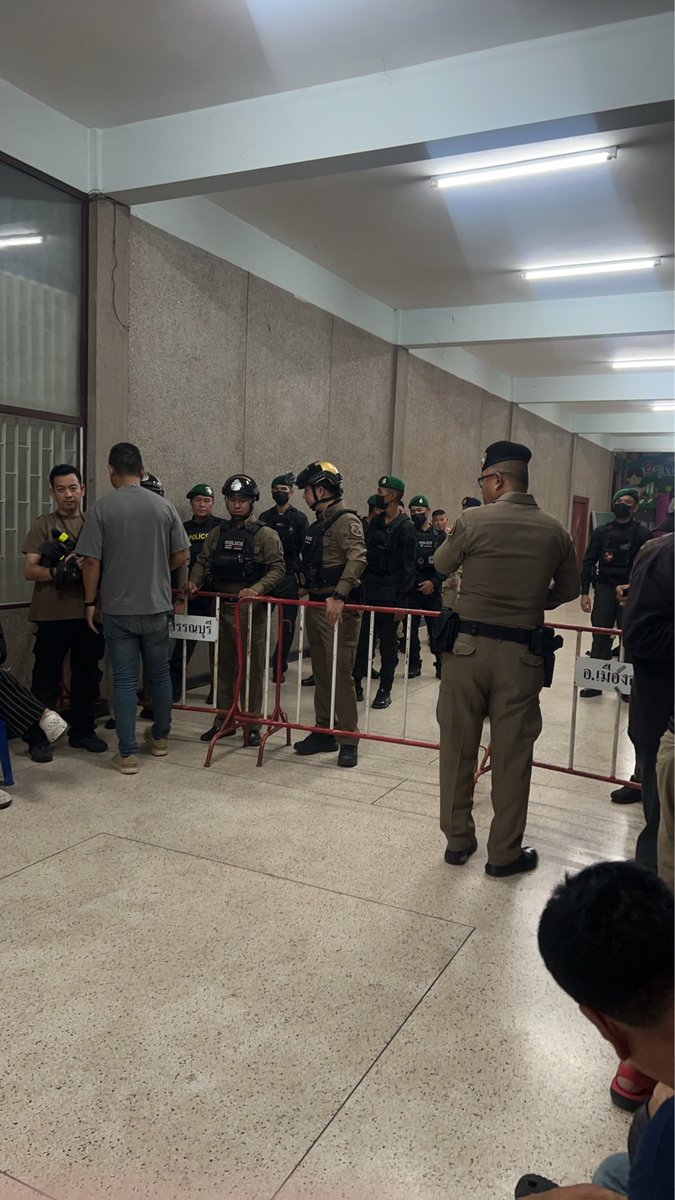 sirotek's tweet image. ด่วน! ตำรวจล้อมประชาชนเขต 1 สุพรรณบุรี ชาวบ้านรวมตัวขอเข้าไปดูหีบเลือกตั้งที่ทำการ อ.เมือง แต่ถูกสกัดจนตอนนี้ยังเข้าไม่ได้ #ตาสว่างกว่า #ศิโรตม์ทอล์ก #เลือกตั้ง69 #นับใหม่ทั้งประเทศ