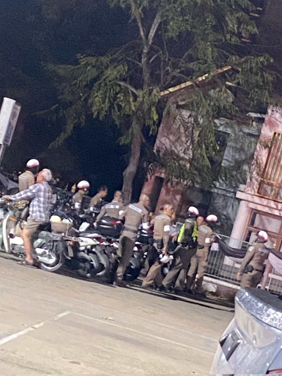 sirotek's tweet image. ด่วน! ตำรวจล้อมประชาชนเขต 1 สุพรรณบุรี ชาวบ้านรวมตัวขอเข้าไปดูหีบเลือกตั้งที่ทำการ อ.เมือง แต่ถูกสกัดจนตอนนี้ยังเข้าไม่ได้ #ตาสว่างกว่า #ศิโรตม์ทอล์ก #เลือกตั้ง69 #นับใหม่ทั้งประเทศ