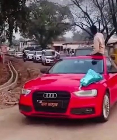 झांसी के एक गांव में प्रधान प्रत्याशी प्रशांत यादव ने लग्जरी गाड़ियों का काफिला निकालकर दावेदारी पेश की थी।

अब जवाब में वर्तमान प्रधान गोविंद यादव ने भी लग्जरी गाड़ियों का काफिला निकाला है।

इन दोनों की टक्कर देखकर लगता है ये लोग भारत की सबसे महंगी प्रधानी लड़ने जा रहे हैं।😂