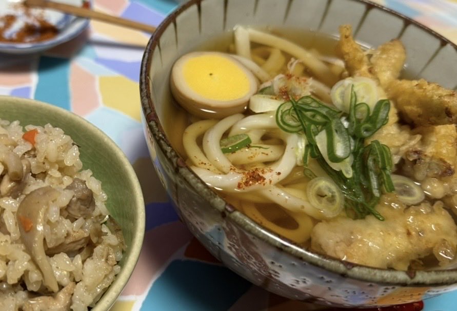 iantovivilove's tweet photo. 福岡人のソウルフード✨
ごぼ天うどんと��しわめし

ゆで卵はおまけ（笑） https://t.co/fVkfx9icmH