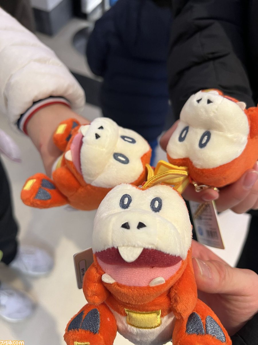 famitsu's tweet image. 【ホゲータ三銃士】男子フィギュアスケート日本代表・三浦佳生、佐藤駿、鍵山優真。世界の頂点へ
famitsu.com/article/202602…

2022年12月、『ポケモンSV』のホゲータぬいぐるみ写真をX（Twitter）にアップした3人。3年後の全日本選手権で表彰台を独占し、大舞台に挑む。2月11日2:25からNHKで放送。