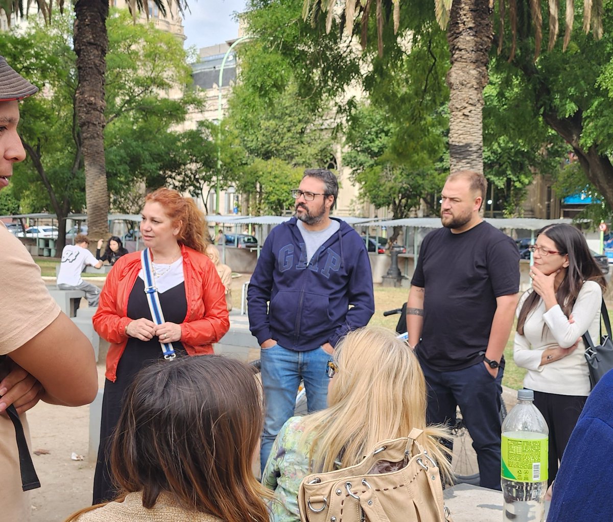 Acompañamos a nuestra diputada nacional <a href="/KBanfi/">Karina Banfi 💚</a> en un encuentro con la comunidad venezolana en Bahía Blanca. Escuchamos sus necesidades y las trabas que enfrentan para regularizar su radicación. 🇻🇪🇦🇷