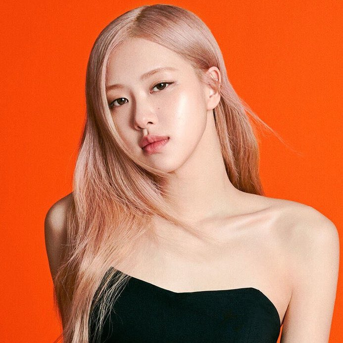sboficial's tweet photo. ROSÉ faz 29 anos.

Ícone global do k-pop e três vezes indicada ao Grammy, a main vocal do BLACKPINK se firmou como a Golden Voice da 3ª geração, desempenhando um papel fundamental na expansão e popularização do gênero ao redor do mundo. #Chapter29WithROSÉ https://t.co/5PpdFdgLq6