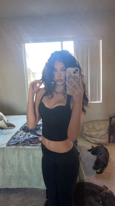 Lolareyverse's tweet photo. Fully clothed so you probably won’t say hi 🙄 https://t.co/DxhEm7QcTx