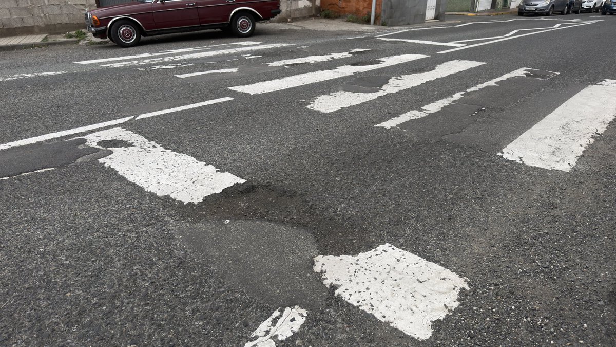 AlmatricheBajo's tweet photo. En @AlmatricheBajo los cráteres en la GC-310 se multiplican. Vamos a retuitear para que el concejal @carlosdm88 de @VyOAlumbLPGC solucione este problema que pone en peligro a vecinos, vehículos y motoristas.  SOLUCIÓN YA! No podemos seguir esperando la licitación del proyecto. https://t.co/SKDGmDQt4G