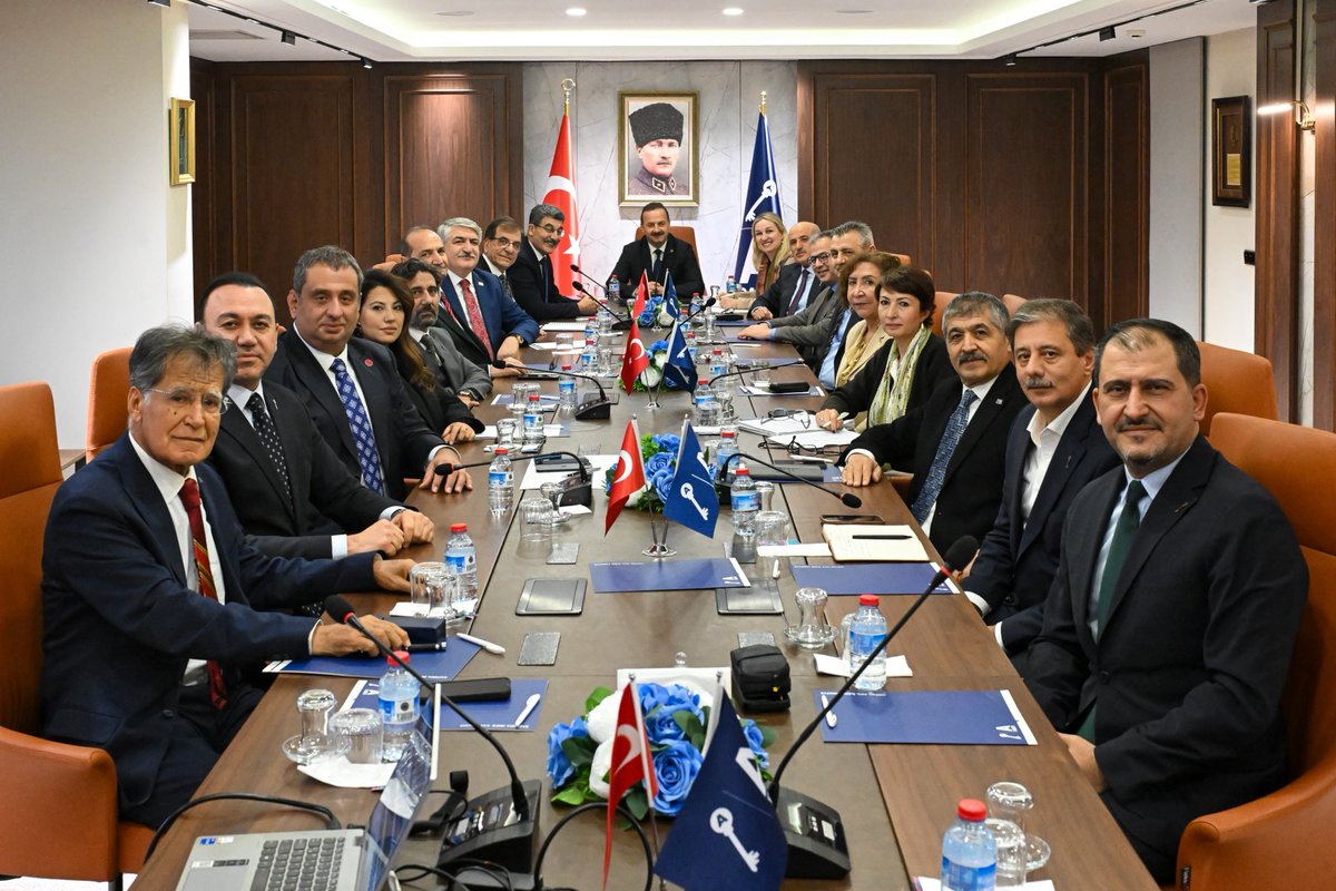 Anahtar Parti Başkanlık Divanı haftalık olağan toplantısı, Genel Başkanımız Sayın Yavuz Ağıralioğlu başkanlığında, Genel Merkezimizde gerçekleştirildi.