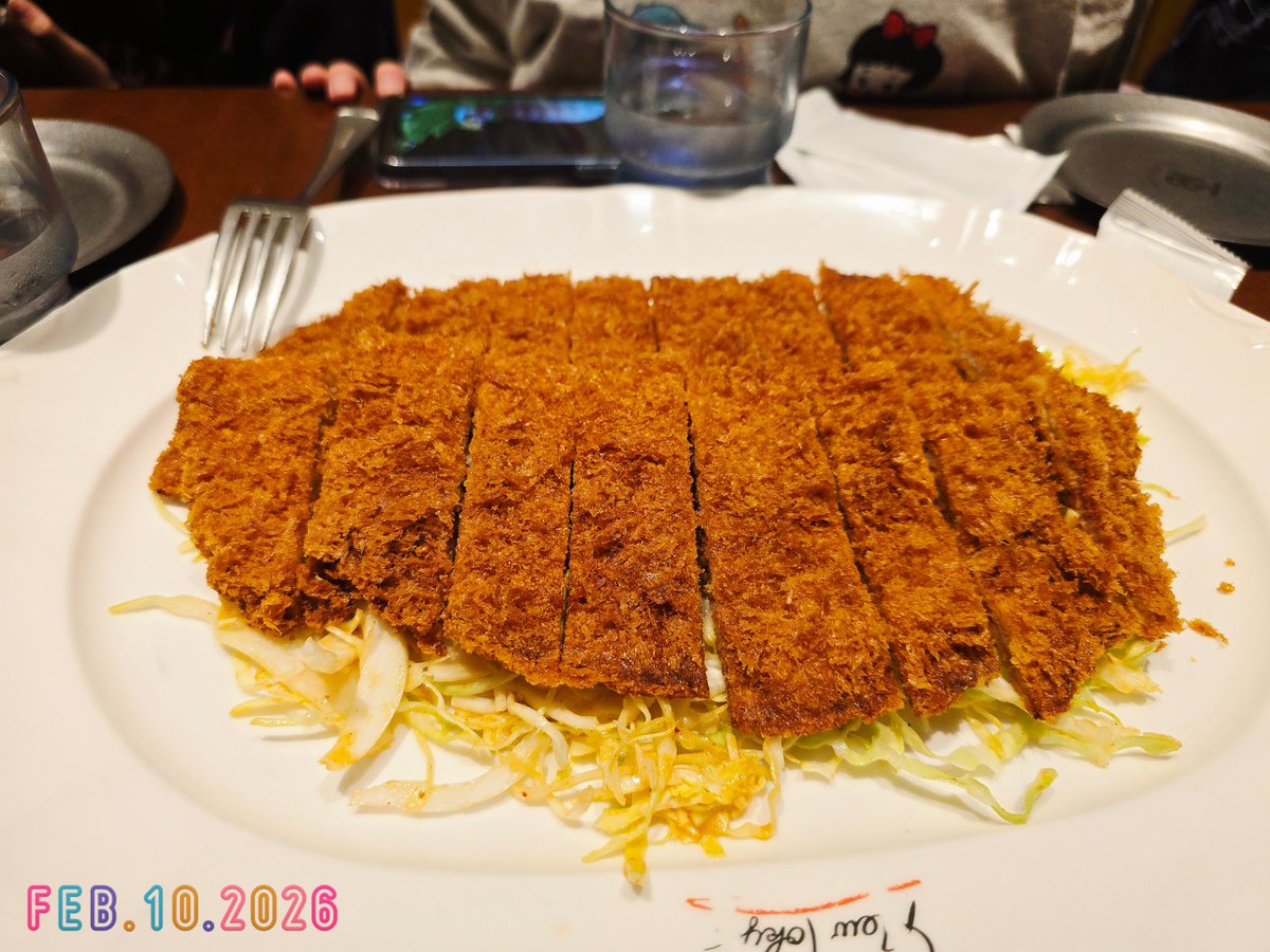 稍微來吃個比臉大的豬排，啤酒餐廳吃飯舒適多啦！
#midnightgourmets
#my365